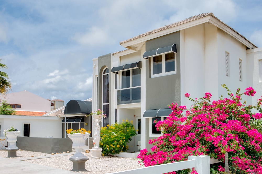 Modern Hotel Aruba — Hotel building in Noord, Aruba