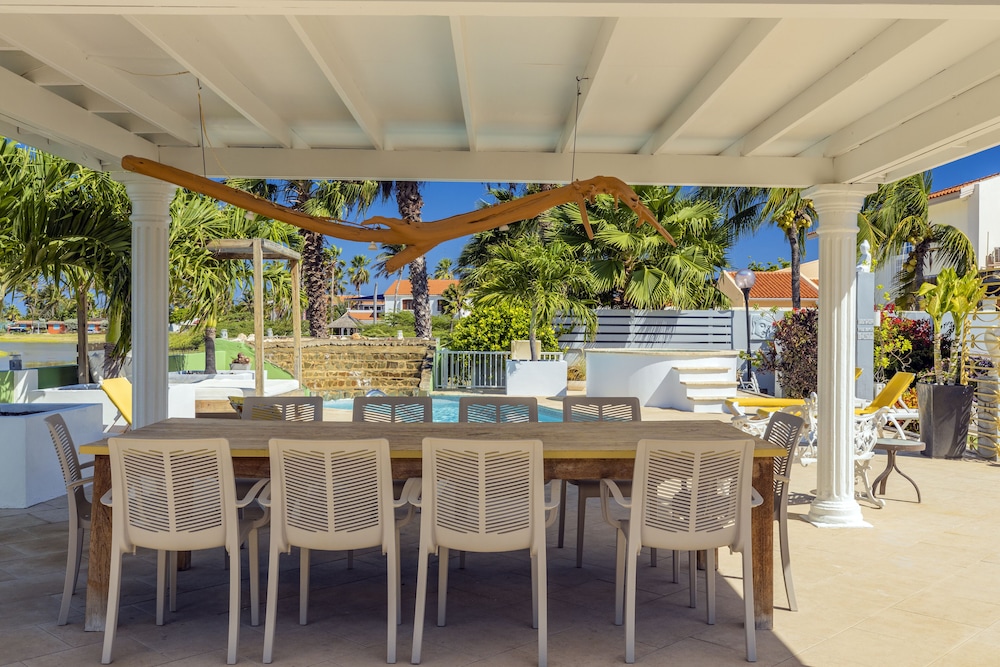 Modern Hotel Aruba — Swimming pool in Noord, Aruba