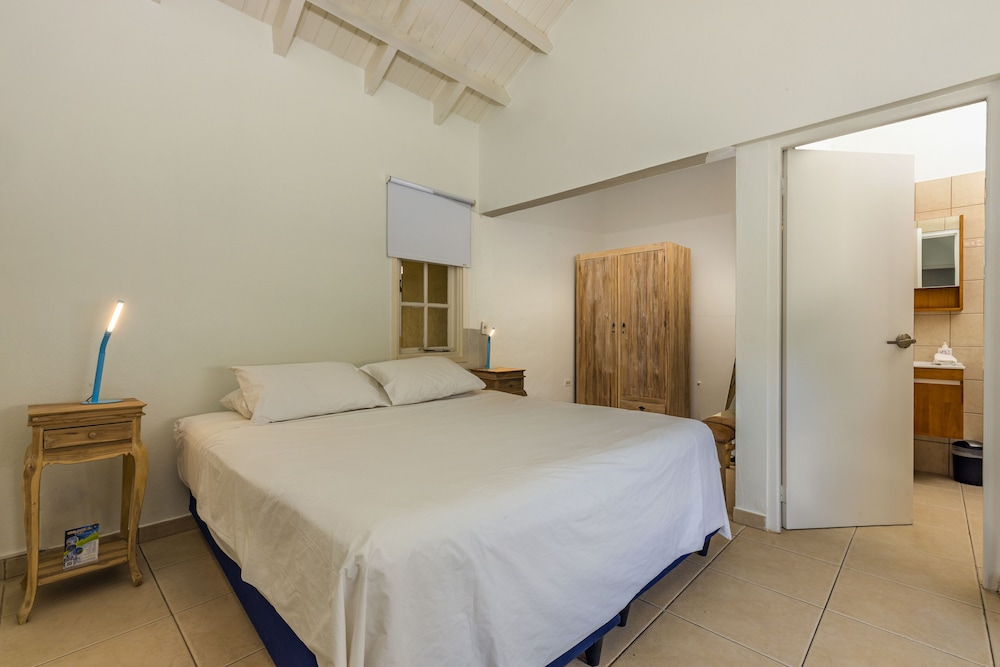 Modern Hotel Aruba — Hotel rooms in Noord, Aruba