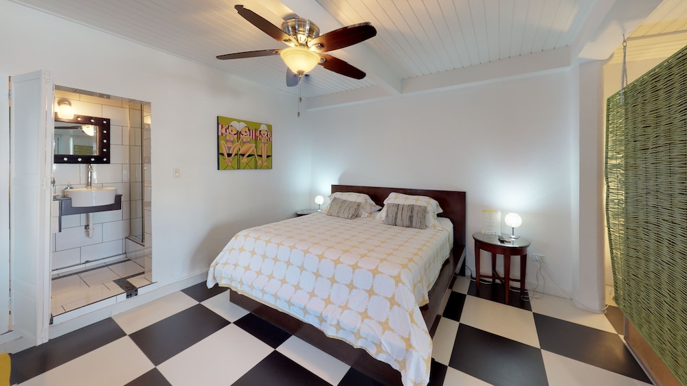 Modern Hotel Aruba — Hotel rooms in Noord, Aruba