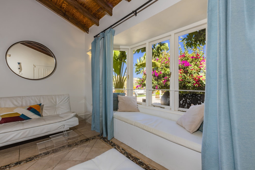 Modern Hotel Aruba — Hotel rooms in Noord, Aruba