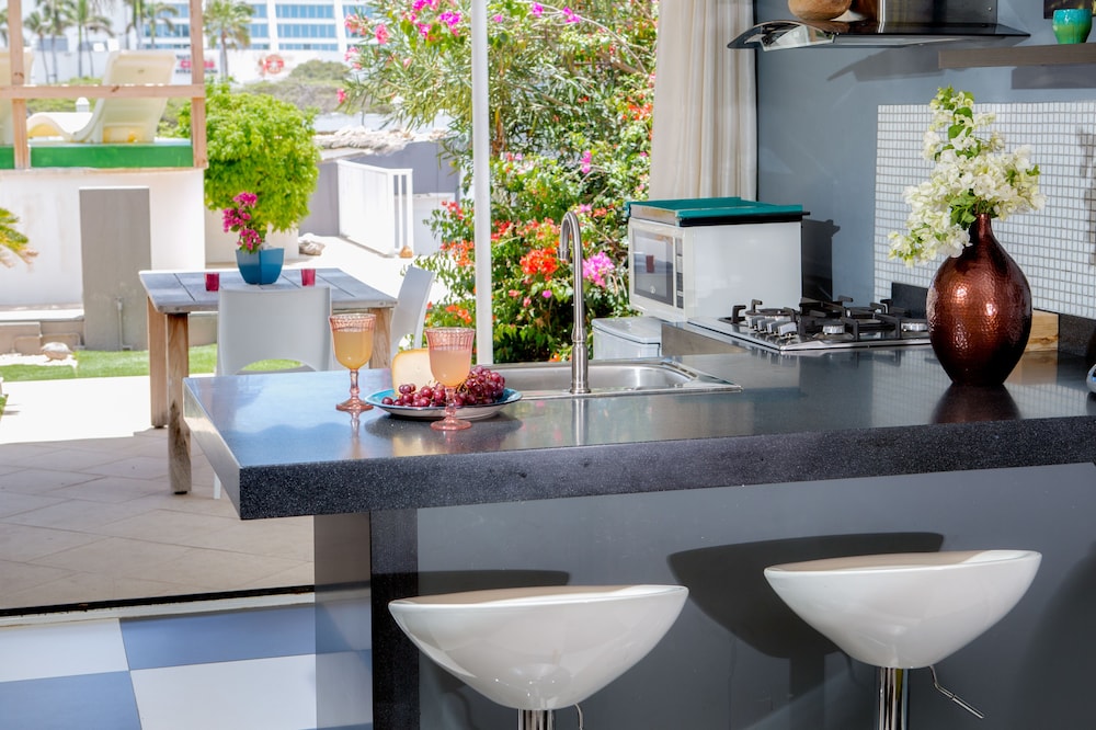 Modern Hotel Aruba — Restaurant & bars in Noord, Aruba