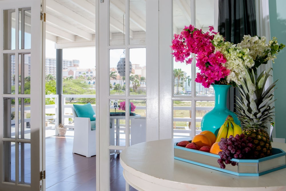 Modern Hotel Aruba — Hotel building in Noord, Aruba