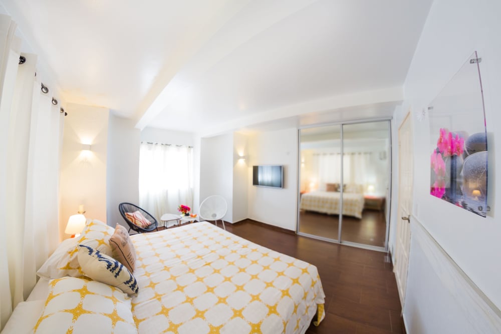 Modern Hotel Aruba — Hotel rooms in Noord, Aruba