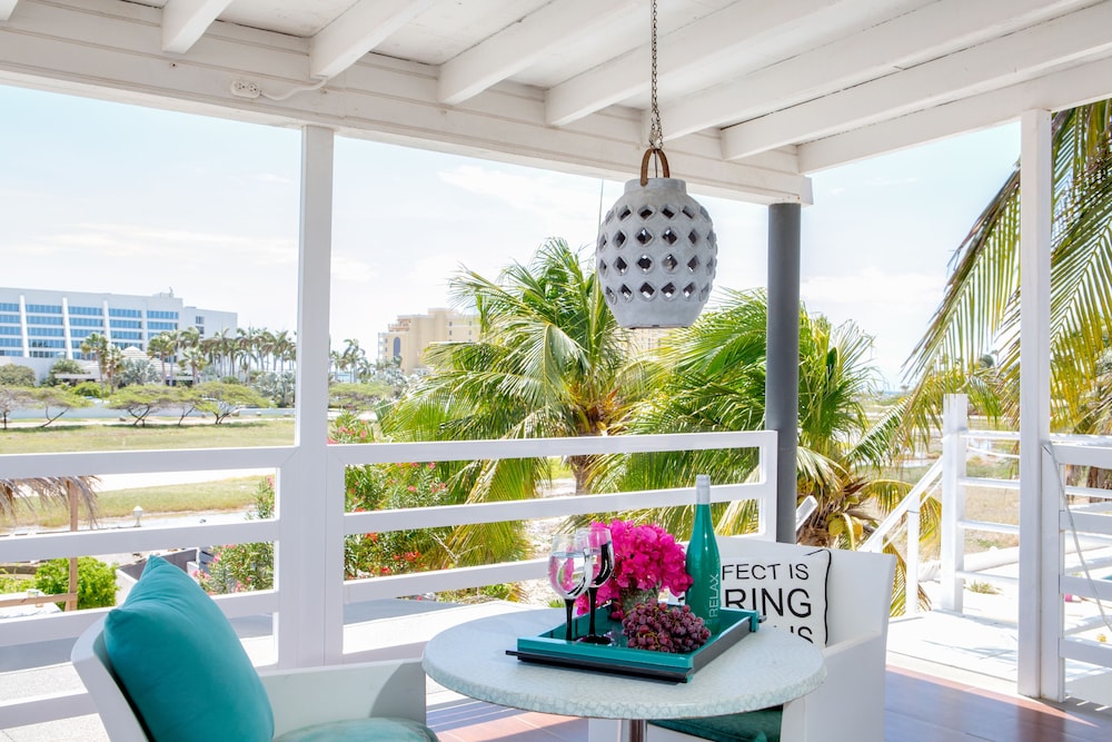 Modern Hotel Aruba — Hotel rooms in Noord, Aruba