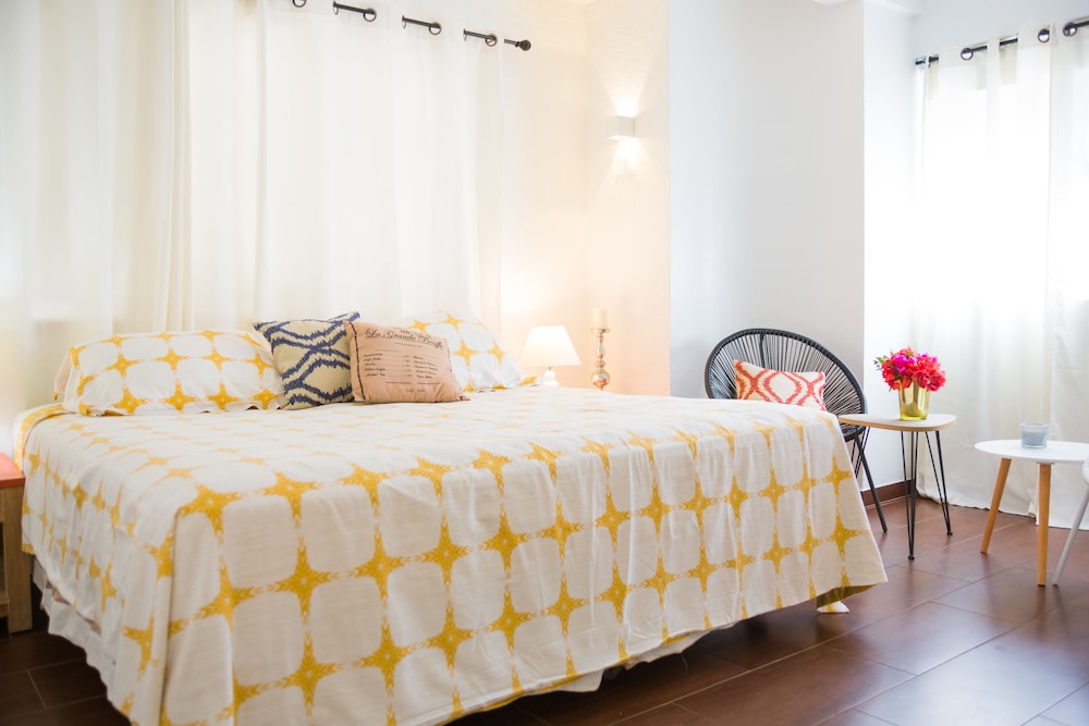 Modern Hotel Aruba — Hotel rooms in Noord, Aruba