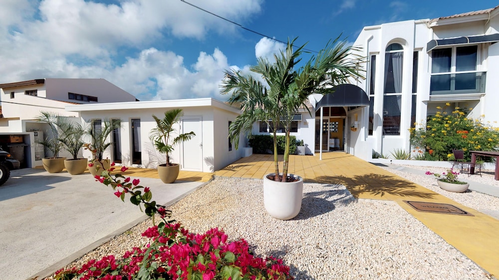 Modern Hotel Aruba — Hotel building in Noord, Aruba