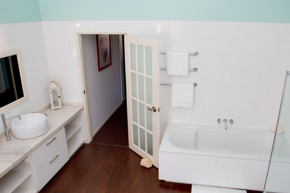 Modern Hotel Aruba — Hotel rooms in Noord, Aruba