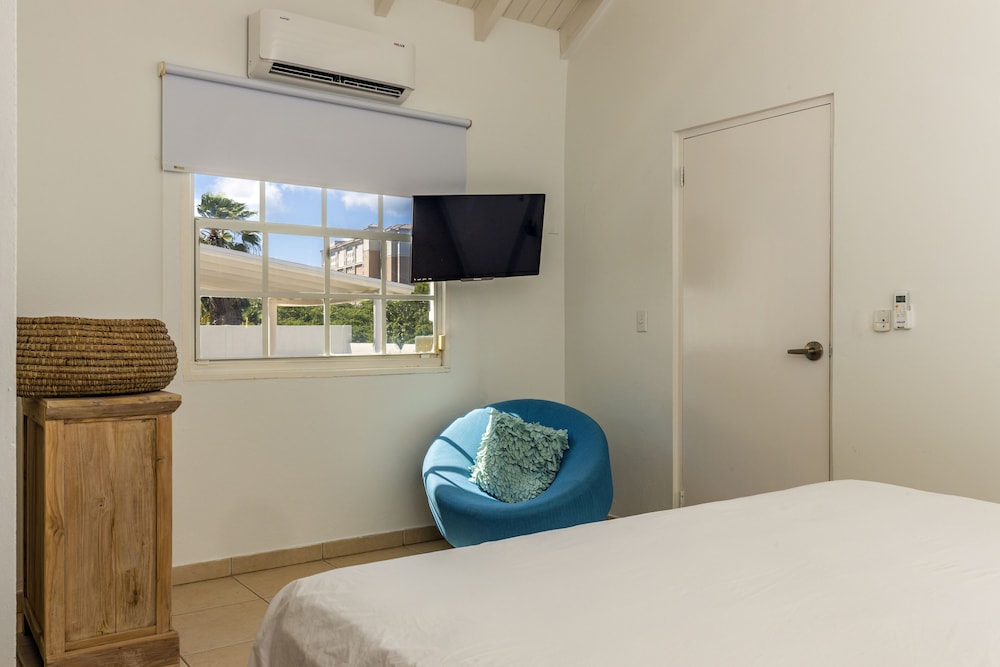 Modern Hotel Aruba — Hotel rooms in Noord, Aruba