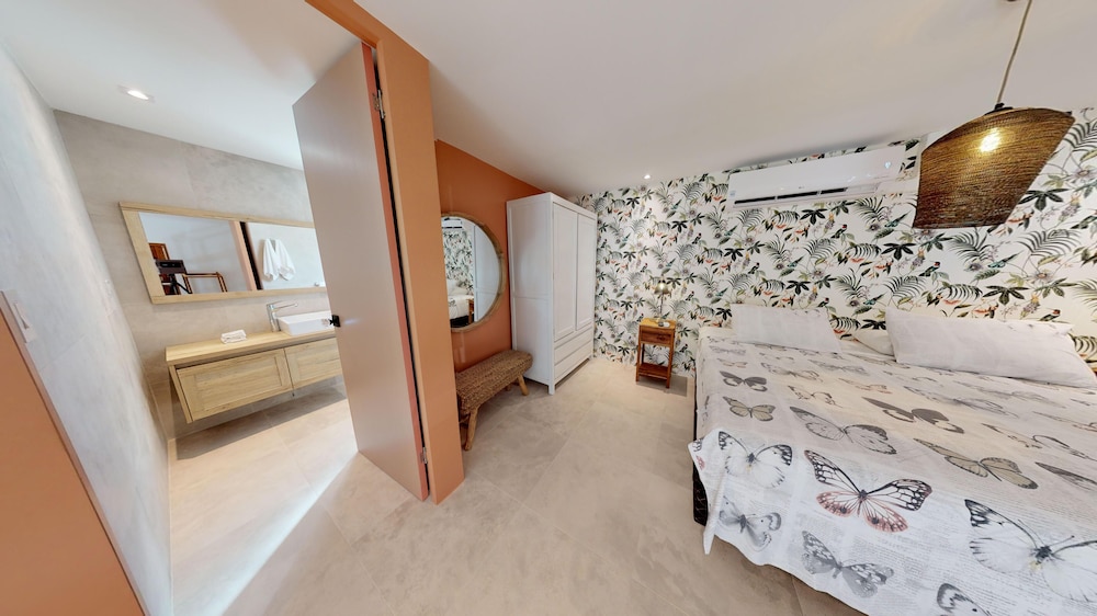 Modern Hotel Aruba — Hotel rooms in Noord, Aruba