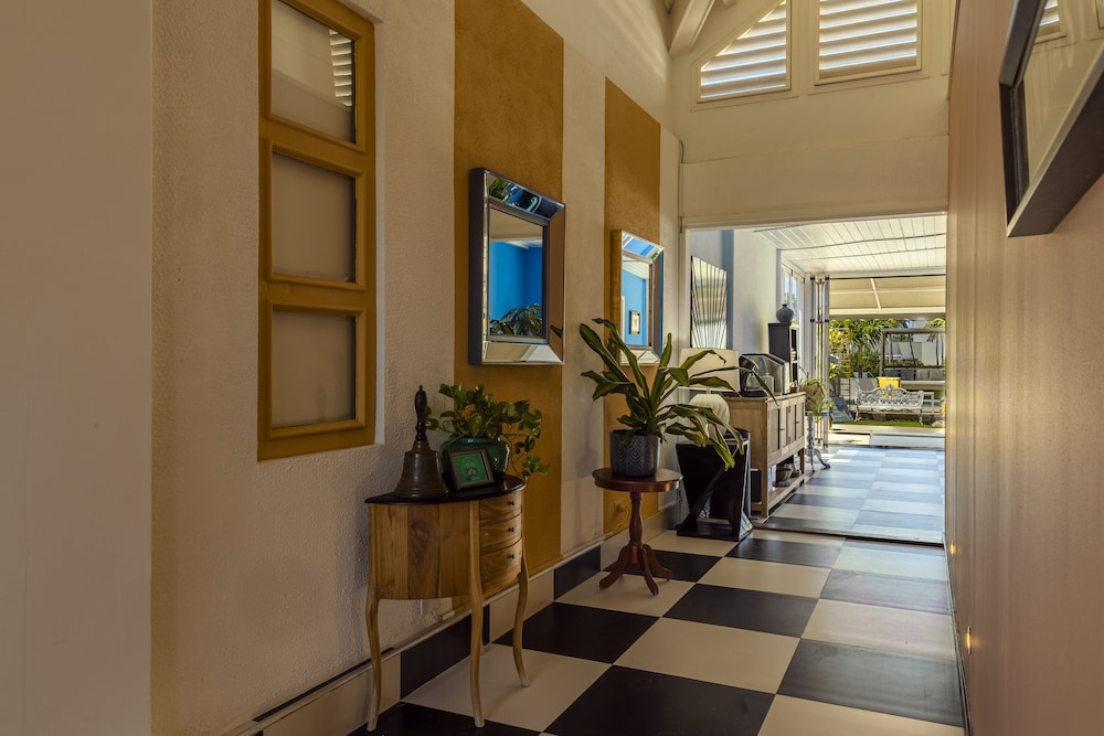 Modern Hotel Aruba — Hotel building in Noord, Aruba