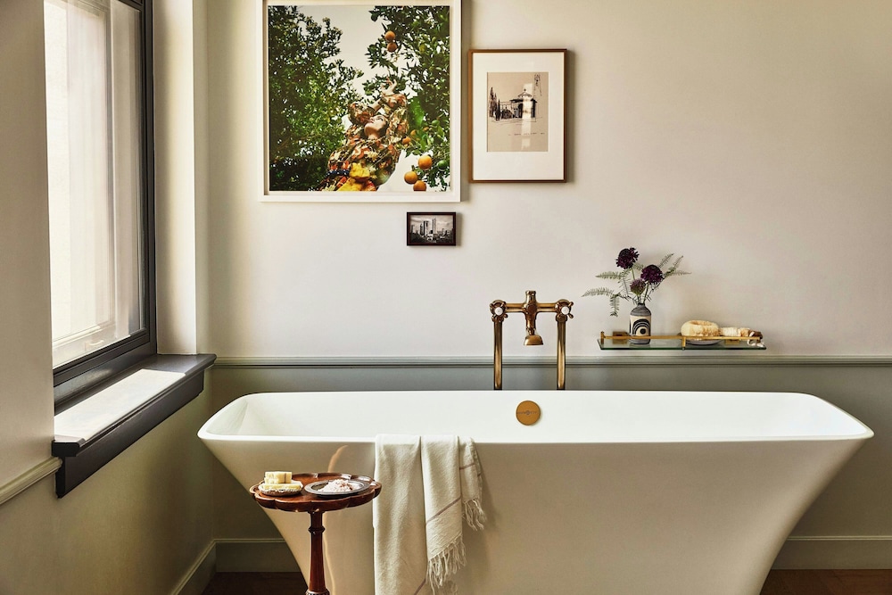 Hotel Per La, Autograph Collection — Hotel rooms in Los Angeles, California