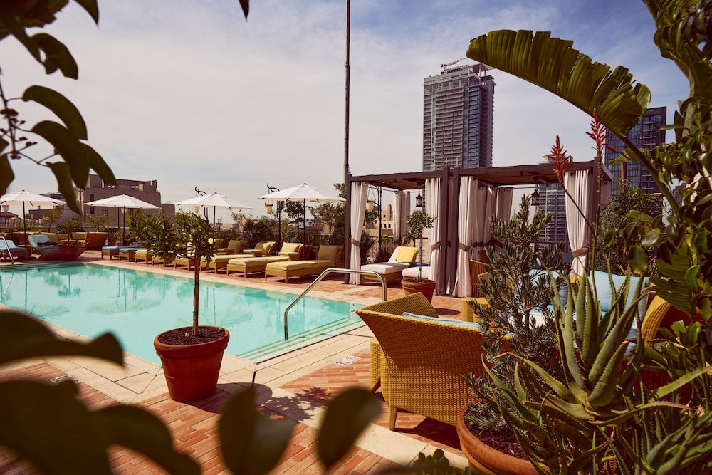 Hotel Per La, Autograph Collection — Swimming pool in Los Angeles, California