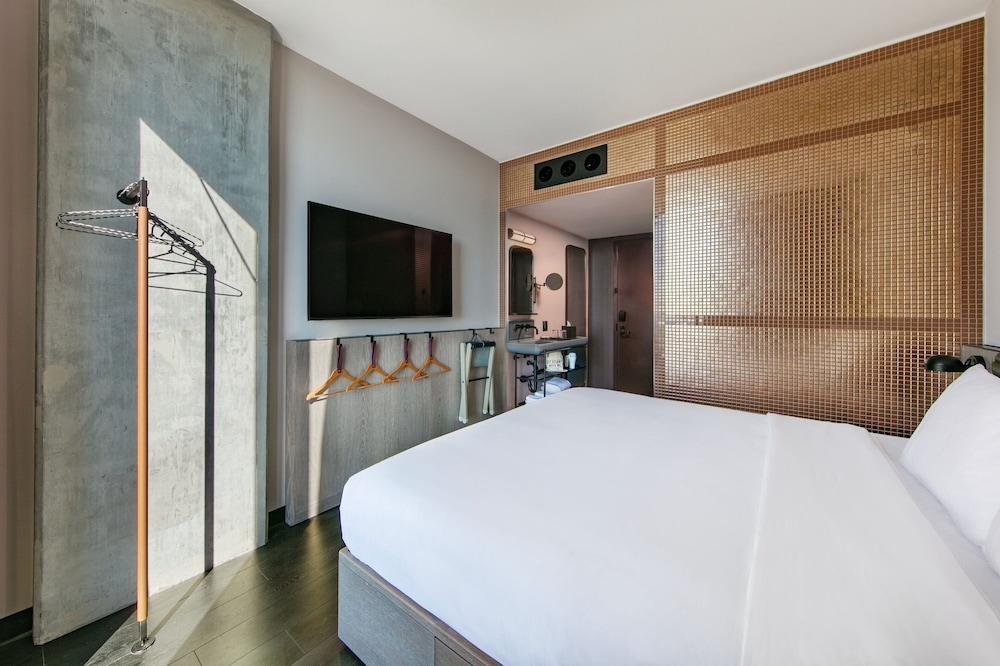 Moxy Downtown Los Angeles — Hotel rooms in Los Angeles, California