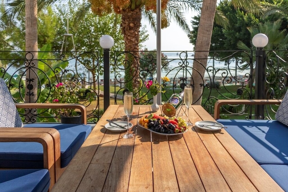 L'ancora Beach Hotel — Restaurant & bars in Kemer