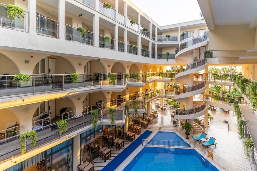 L'ancora Beach Hotel — Hotel building in Kemer