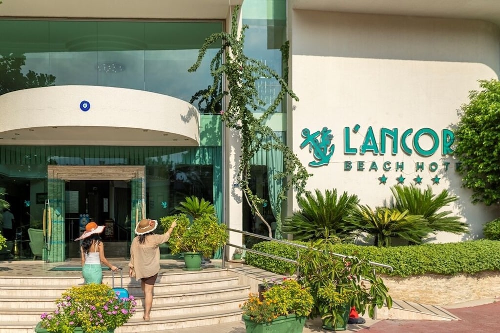 L'ancora Beach Hotel — Hotel building in Kemer