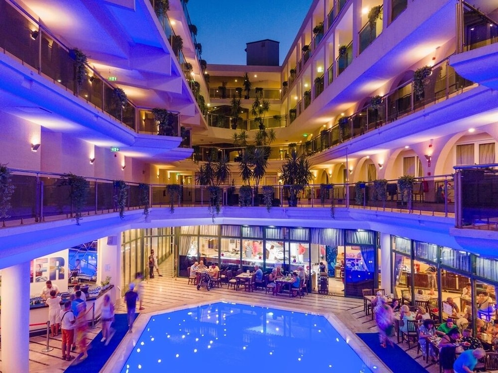 L'ancora Beach Hotel — Hotel building in Kemer