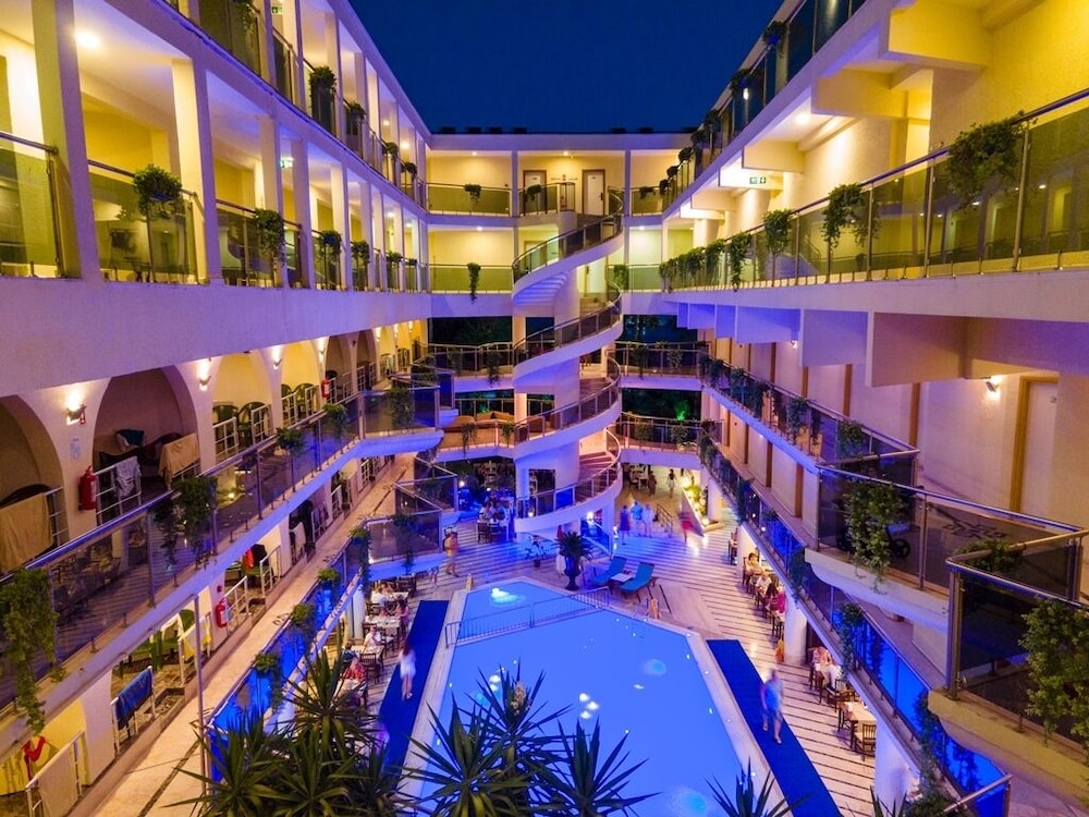 L'ancora Beach Hotel — Hotel building in Kemer