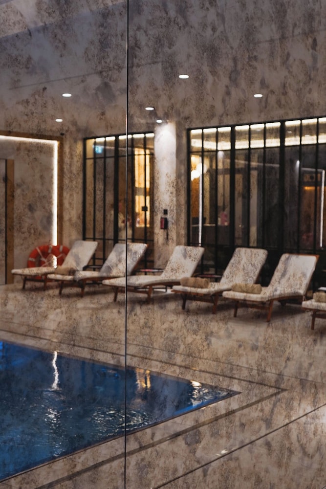 Hotel Saski Krakow, Curio Collection by Hilton — Swimming pool in Krakow, Lesser Poland