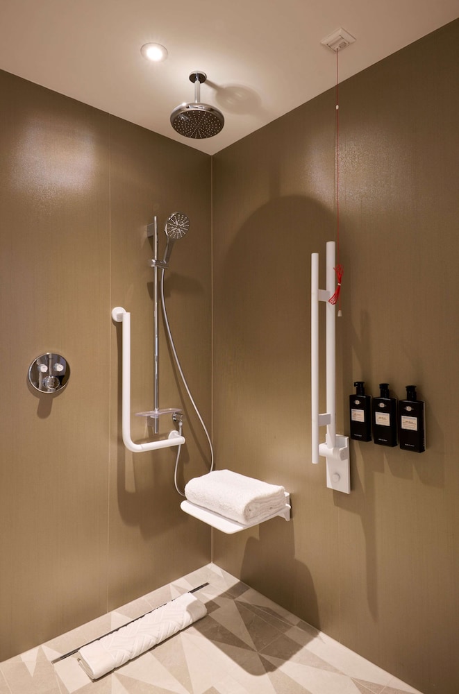 Hotel Saski Krakow, Curio Collection by Hilton — Hotel rooms in Krakow, Lesser Poland