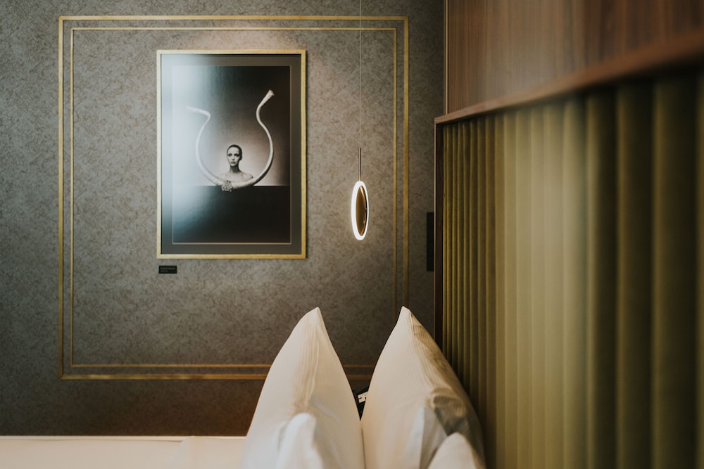 Hotel Saski Krakow, Curio Collection by Hilton — Hotel rooms in Krakow, Lesser Poland