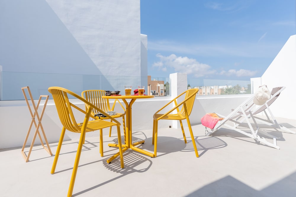 Ryans Lolas Ibiza - Adults Only — Hotel building in San Antonio, Balearic Islands