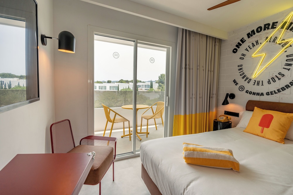 Ryans Lolas Ibiza - Adults Only — Hotel rooms in San Antonio, Balearic Islands