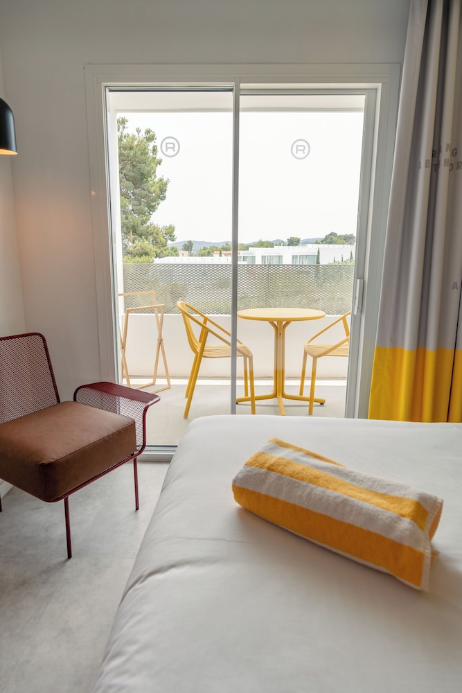 Ryans Lolas Ibiza - Adults Only — Hotel rooms in San Antonio, Balearic Islands