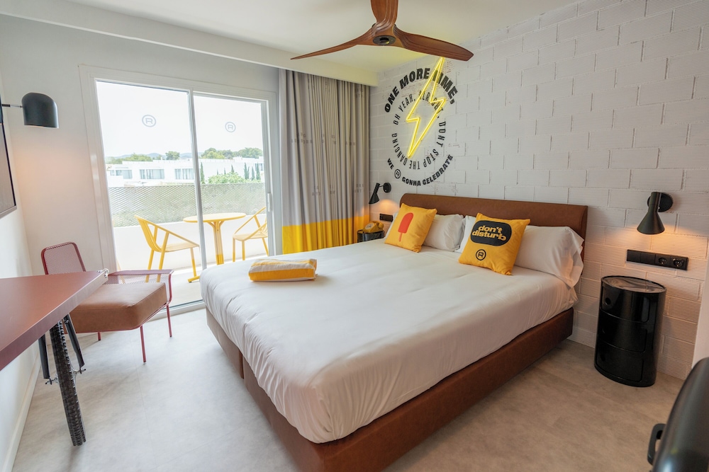 Ryans Lolas Ibiza - Adults Only — Hotel rooms in San Antonio, Balearic Islands