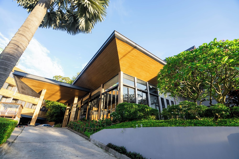 Holiday Inn Resort Krabi Ao Nang Beach by IHG — Hotel building in Ao Nang, Krabi
