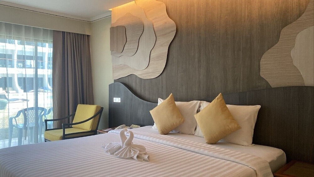 Amora Beach Resort Phuket — Hotel rooms in Bang Tao Beach, Phuket Province