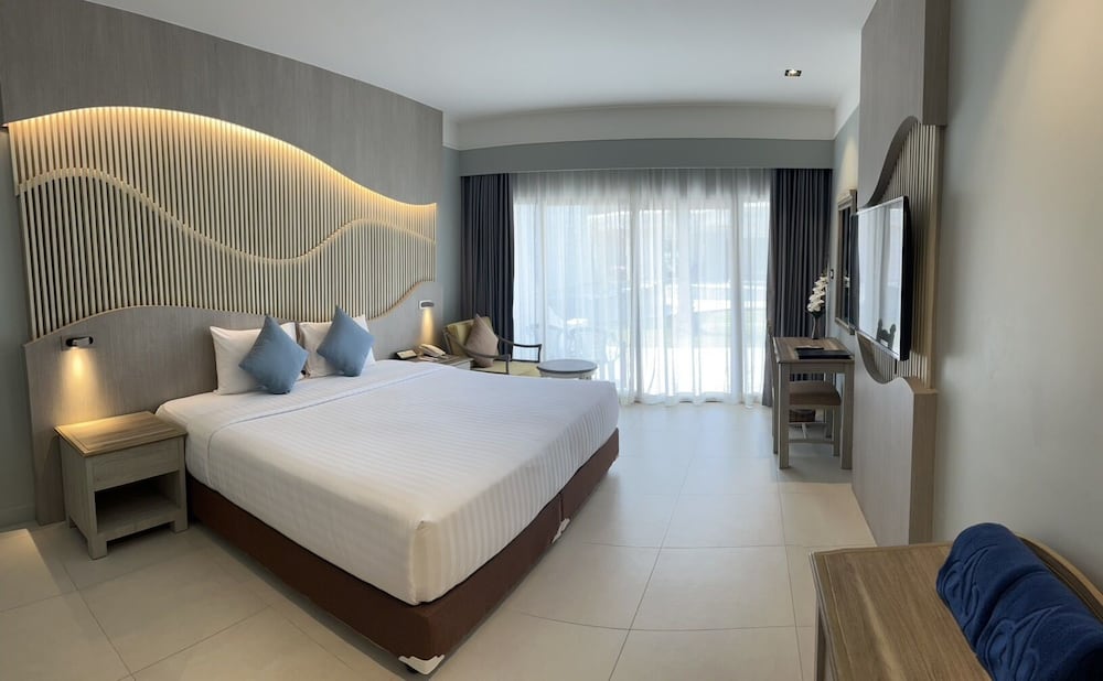 Amora Beach Resort Phuket — Hotel rooms in Bang Tao Beach, Phuket Province