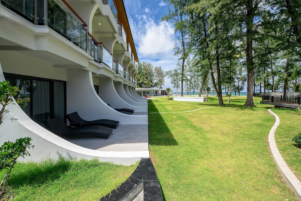 Amora Beach Resort Phuket — Hotel building in Bang Tao Beach, Phuket Province