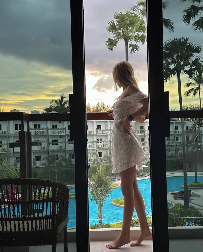 Amora Beach Resort Phuket — Hotel building in Bang Tao Beach, Phuket Province