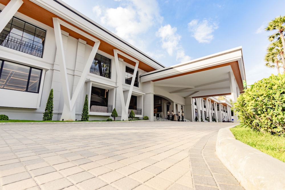 Amora Beach Resort Phuket — Hotel building in Bang Tao Beach, Phuket Province