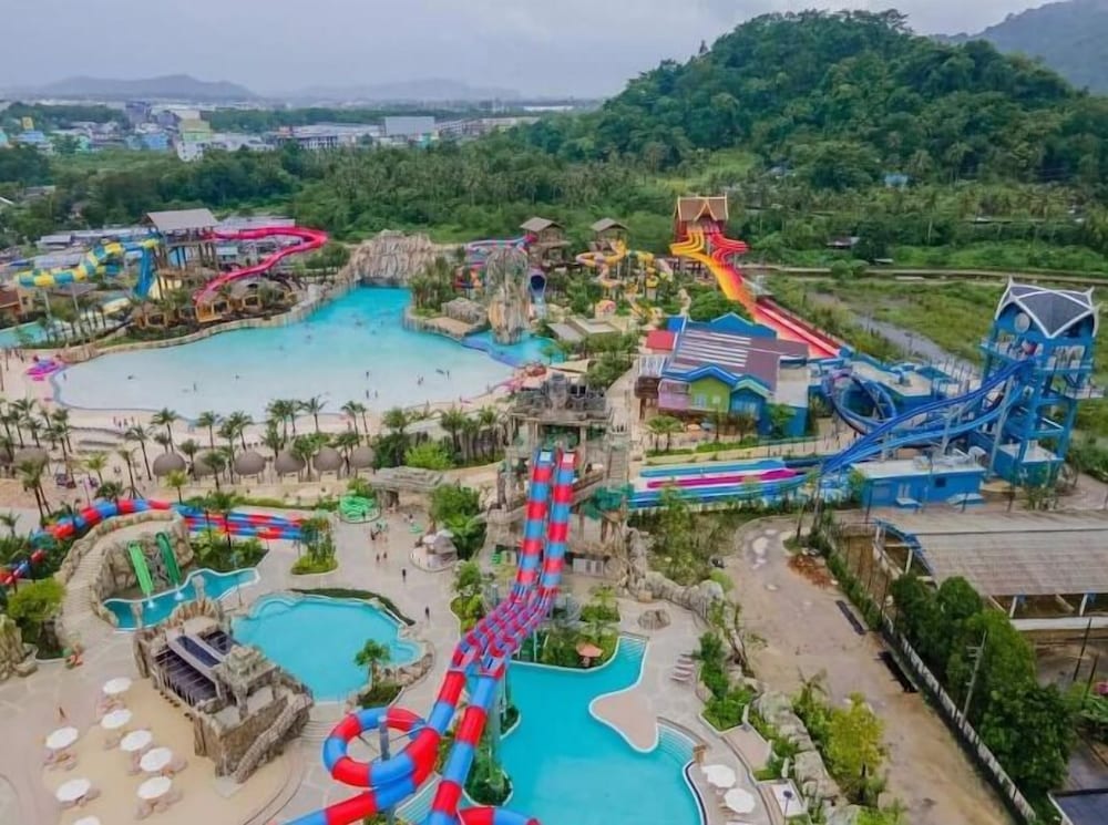 Amora Beach Resort Phuket — Swimming pool in Bang Tao Beach, Phuket Province