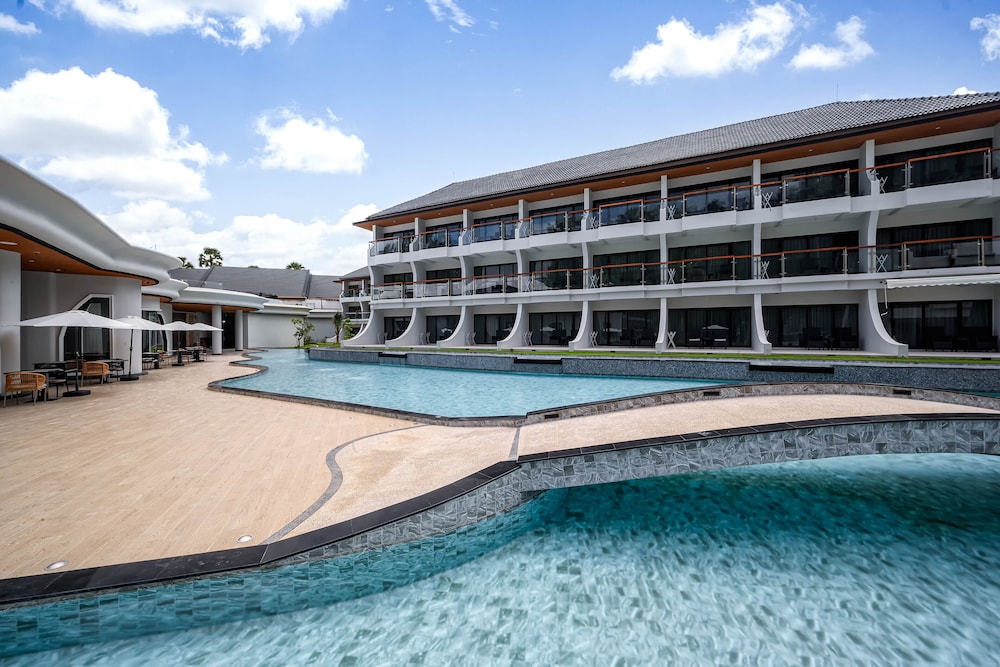 Amora Beach Resort Phuket — Swimming pool in Bang Tao Beach, Phuket Province