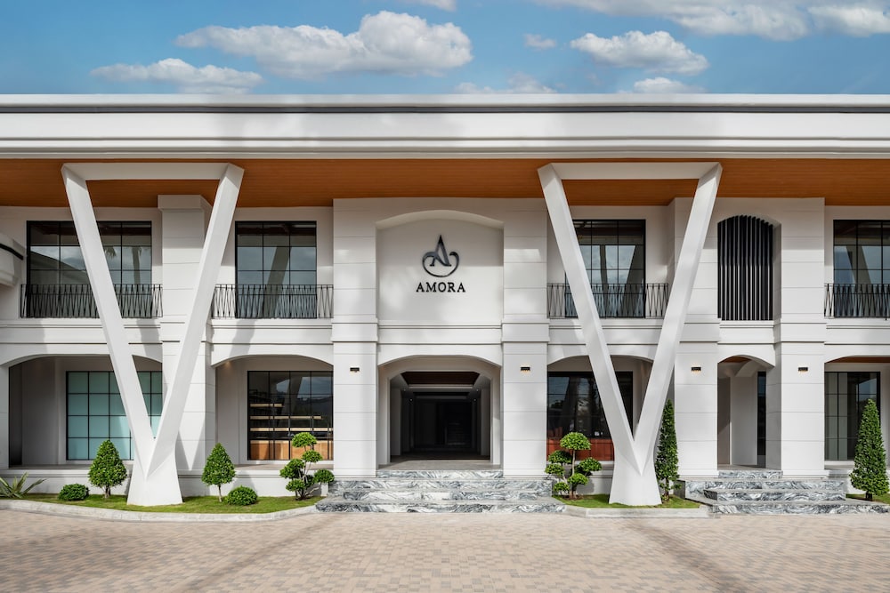 Amora Beach Resort Phuket — Hotel building in Bang Tao Beach, Phuket Province