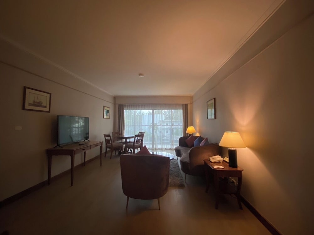 Amora Beach Resort Phuket — Hotel rooms in Bang Tao Beach, Phuket Province