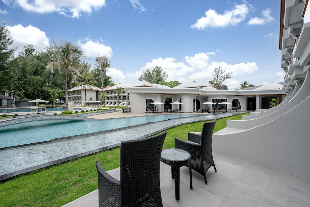 Amora Beach Resort Phuket — Swimming pool in Bang Tao Beach, Phuket Province