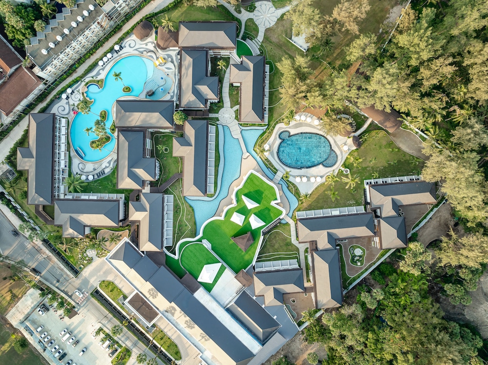 Amora Beach Resort Phuket — Swimming pool in Bang Tao Beach, Phuket Province