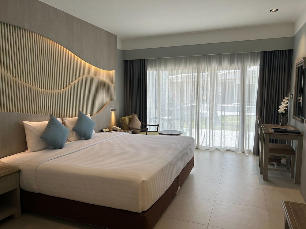Amora Beach Resort Phuket — Hotel rooms in Bang Tao Beach, Phuket Province