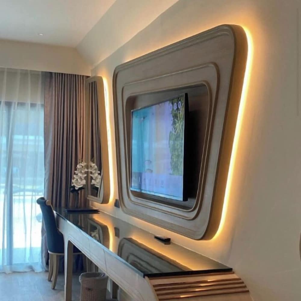 Amora Beach Resort Phuket — Hotel rooms in Bang Tao Beach, Phuket Province