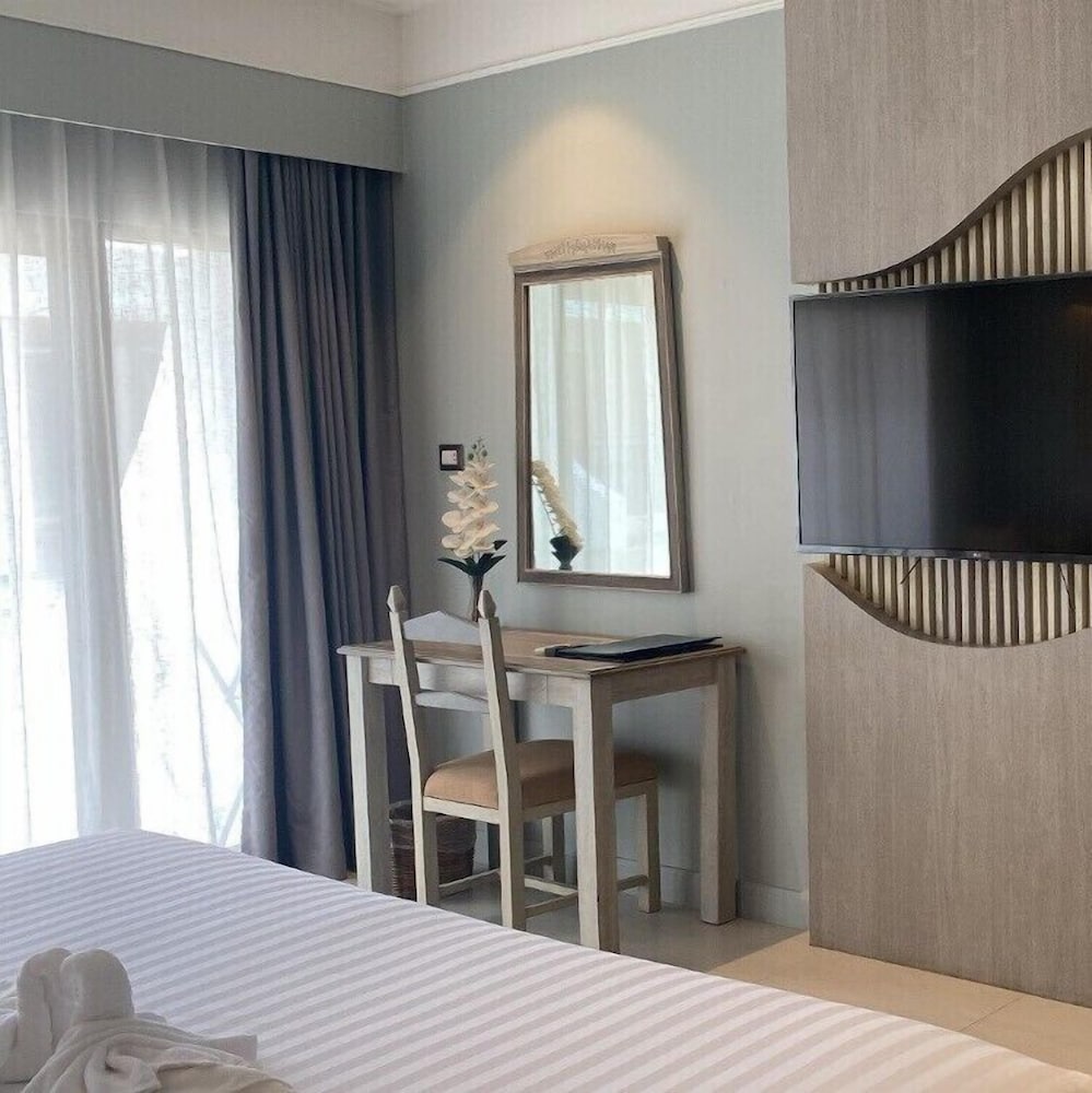 Amora Beach Resort Phuket — Hotel rooms in Bang Tao Beach, Phuket Province