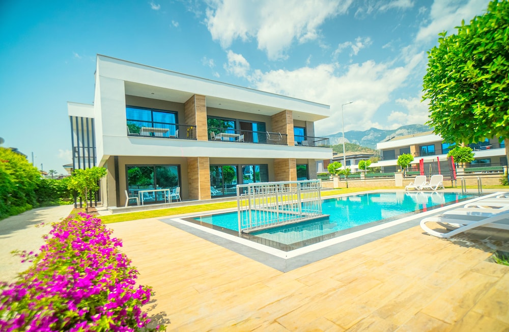 Hotel Camyuva Beach — Hotel building in Kemer