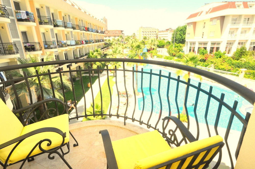 Hotel Camyuva Beach — Swimming pool in Kemer