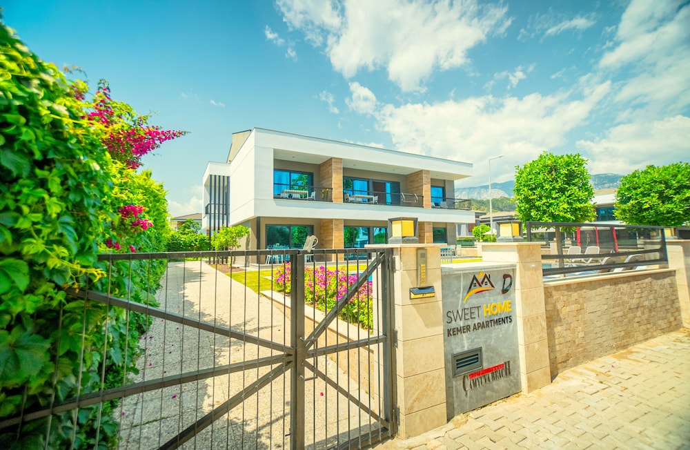 Hotel Camyuva Beach — Hotel building in Kemer