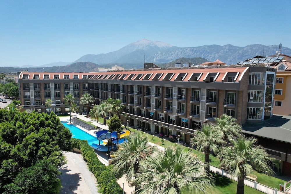 Hotel Camyuva Beach — Hotel building in Kemer