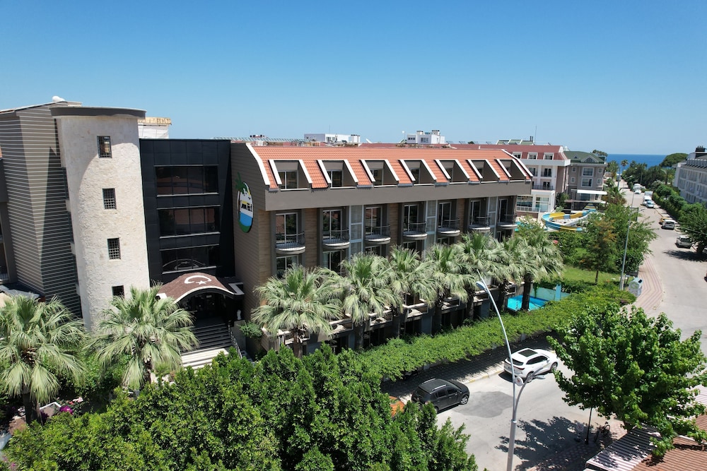 Hotel Camyuva Beach — Hotel building in Kemer